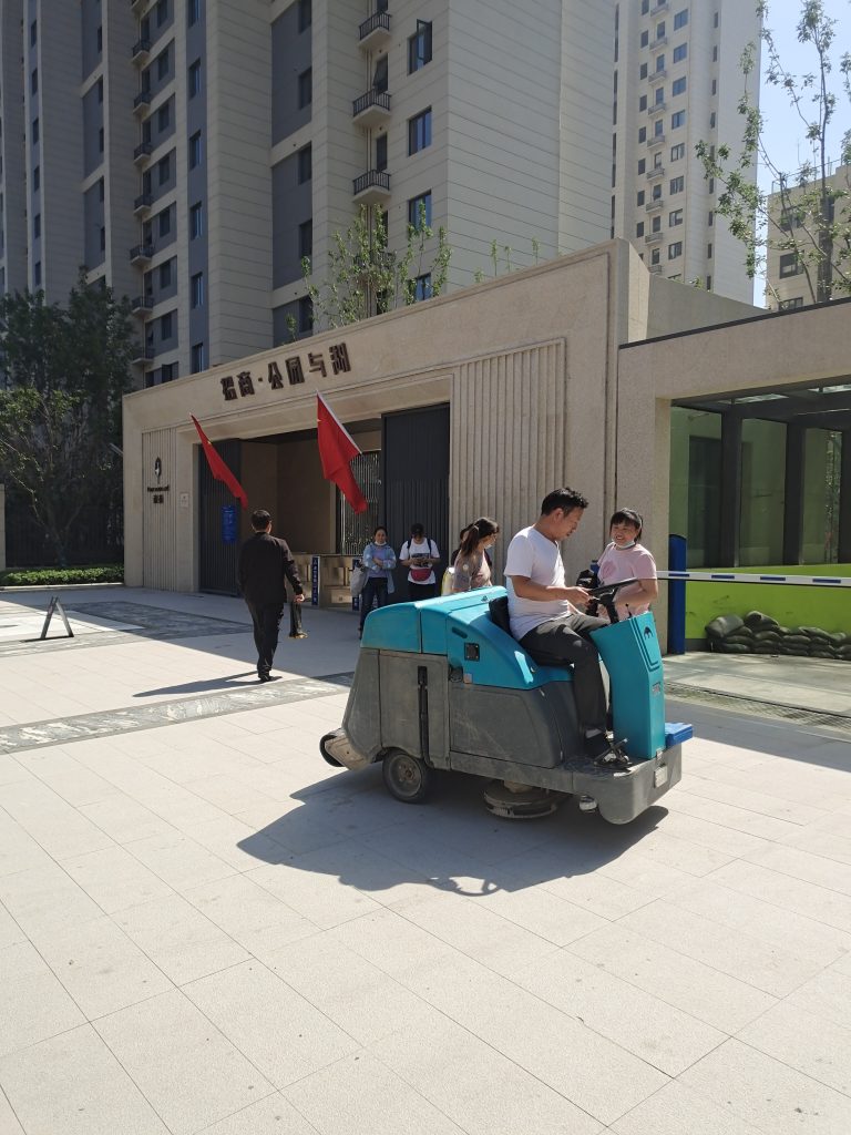 駕駛式洗地車有哪些優勢和特點