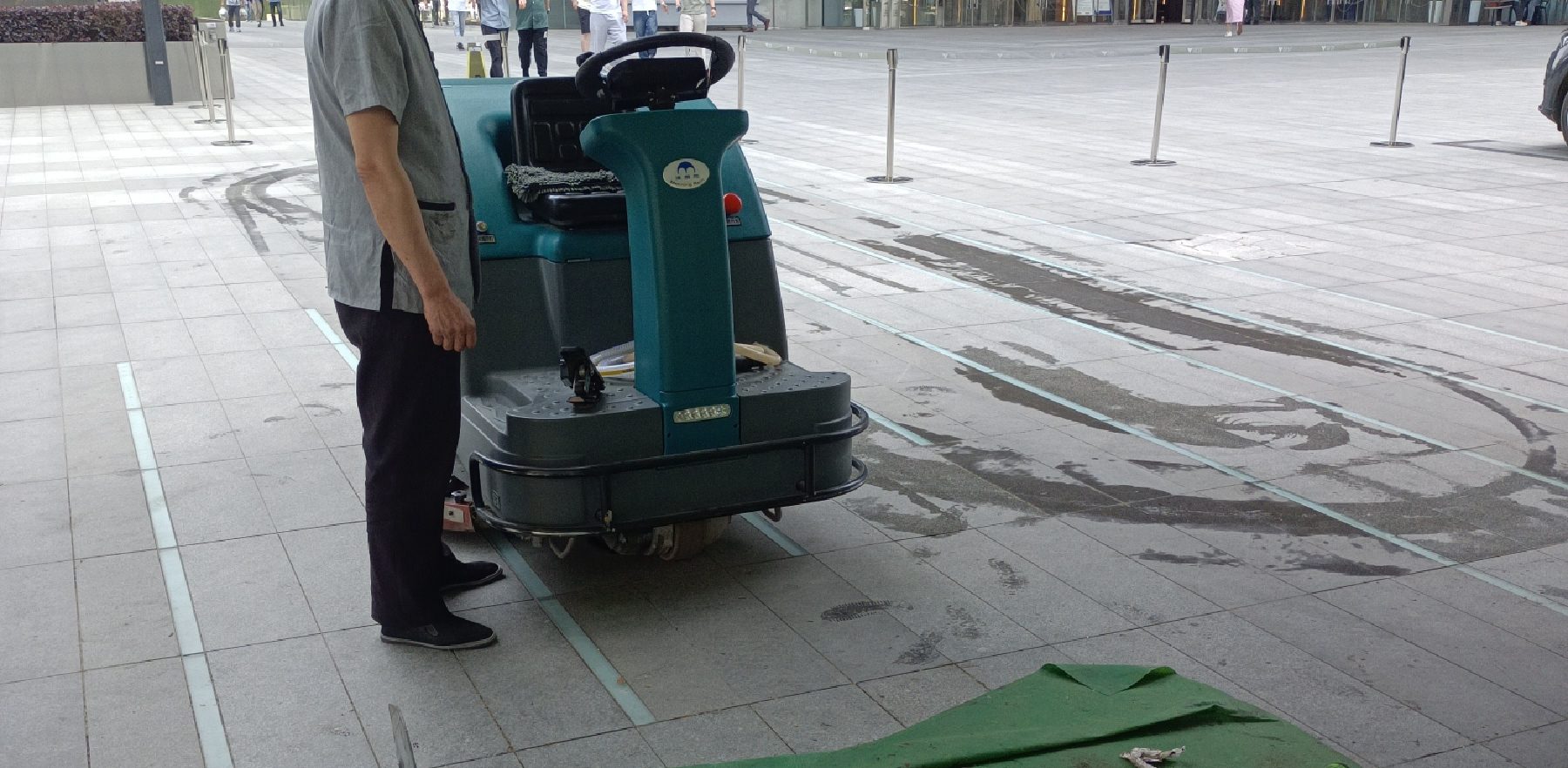 行業專家力薦:駕駛式洗地車,清潔領域的新星