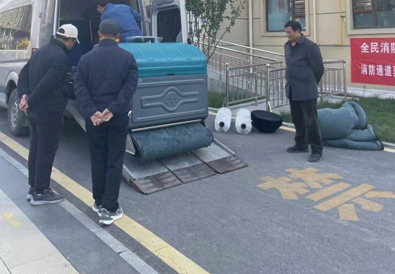 雙刷盤+自清潔!工業(yè)洗地機暴力美學(xué)征服千平車間